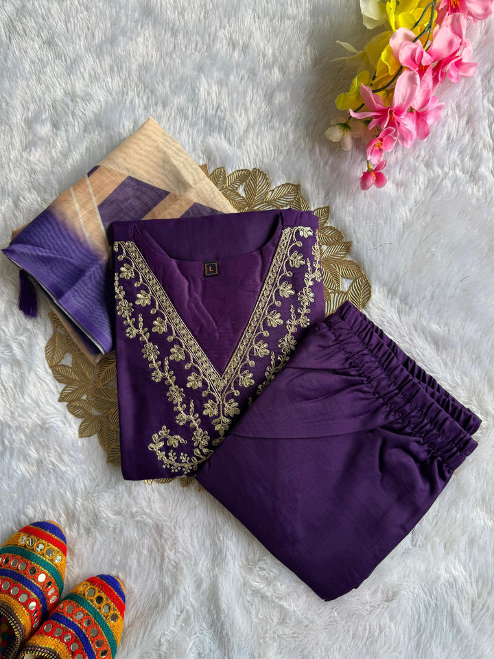 Floral Grace Embroidered Kurti Pant Dupatta Se